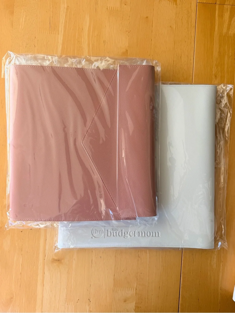 The Budget Mom white folio